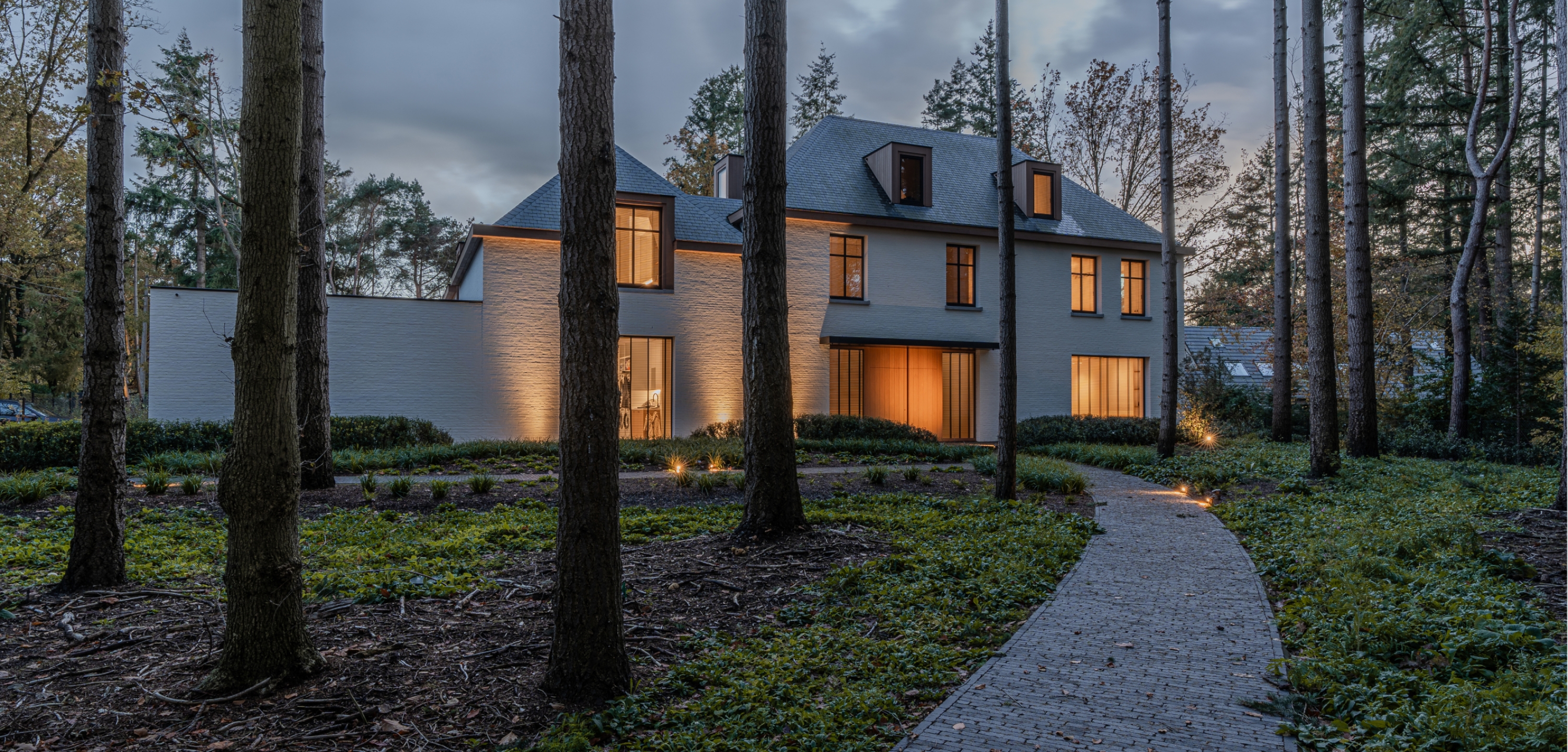 Villa met lichten aan