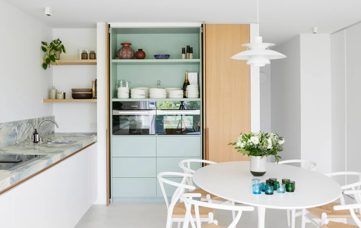 Keuken met kasten open