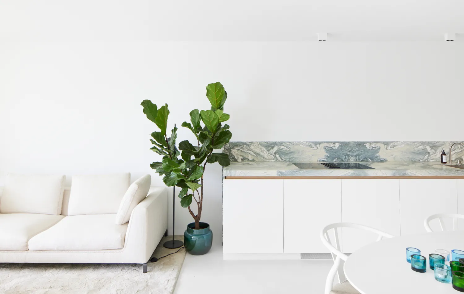 detail keuken met plant en zitbank