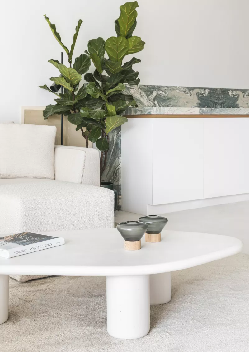 salontafel met kaarsen aan de zetel in de leefruimte