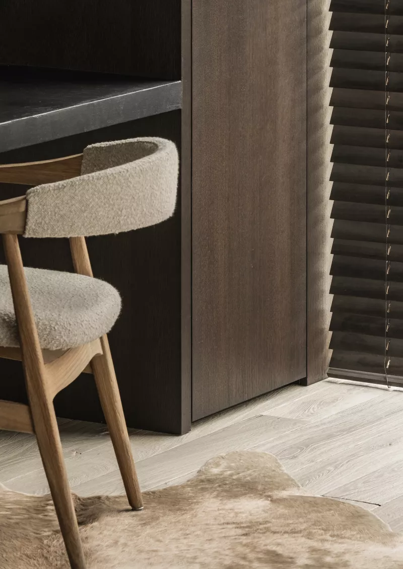 Detail van maatwerk bureau met stoel