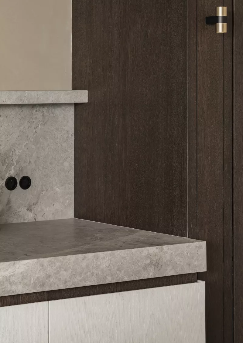Detail van de natuursteen in de keuken met Rond.io stopcontacten